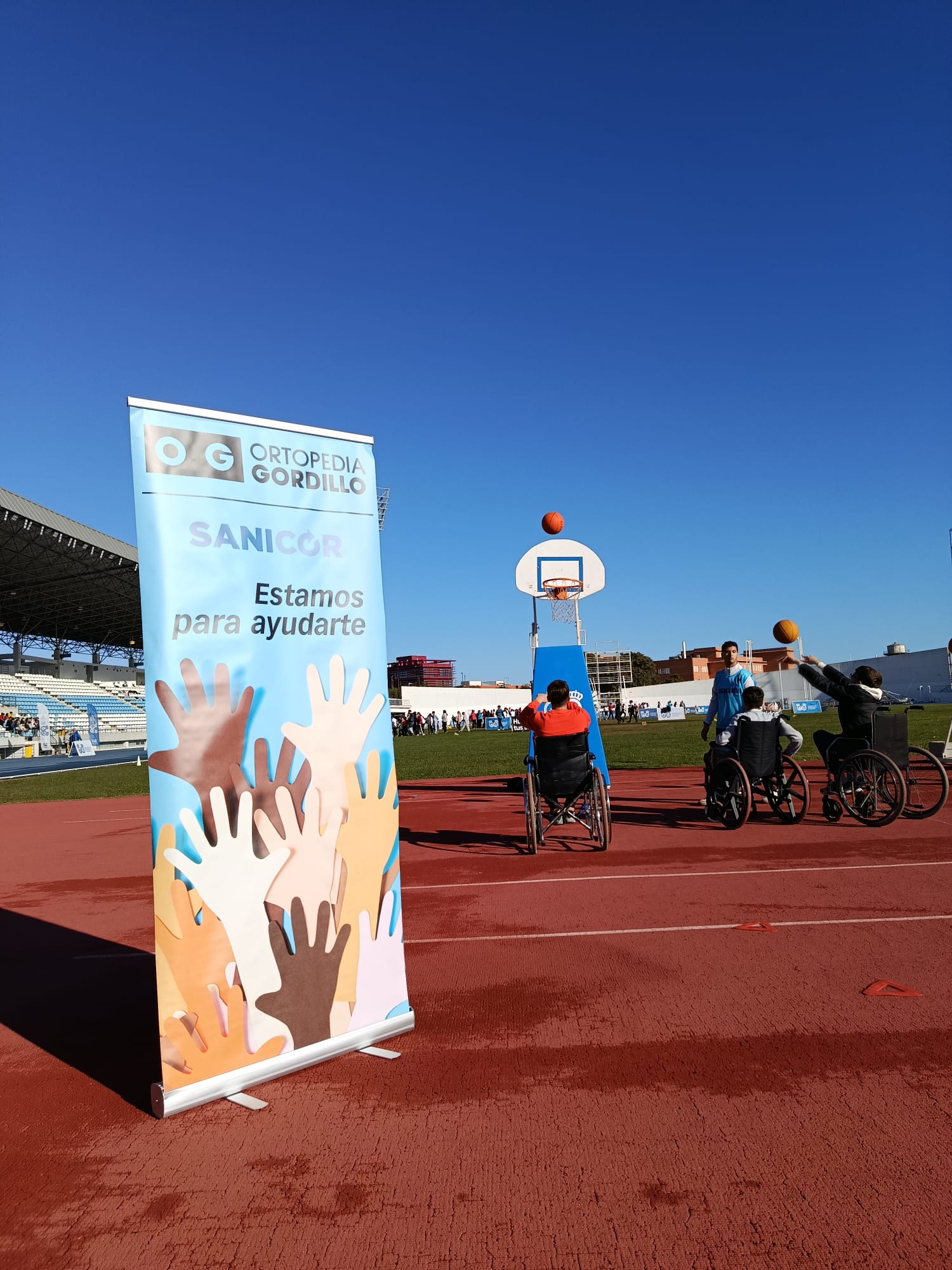 Ortopedia Gordillo colabora cediendo sillas en la jornada ‘Deporte y Diversidad’ para estudiantes de Huelva